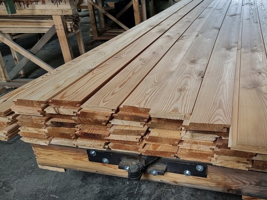 Fasádní palubka rhombus na pero a drážku ze sibiřského modřínu tloušťka 22 mm od Sibirske drevo s.r.o. desky na vyvysene zahony
